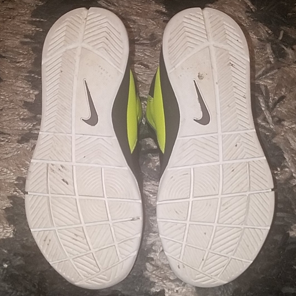 Boys Nike Sneakers - Picture 4 of 10